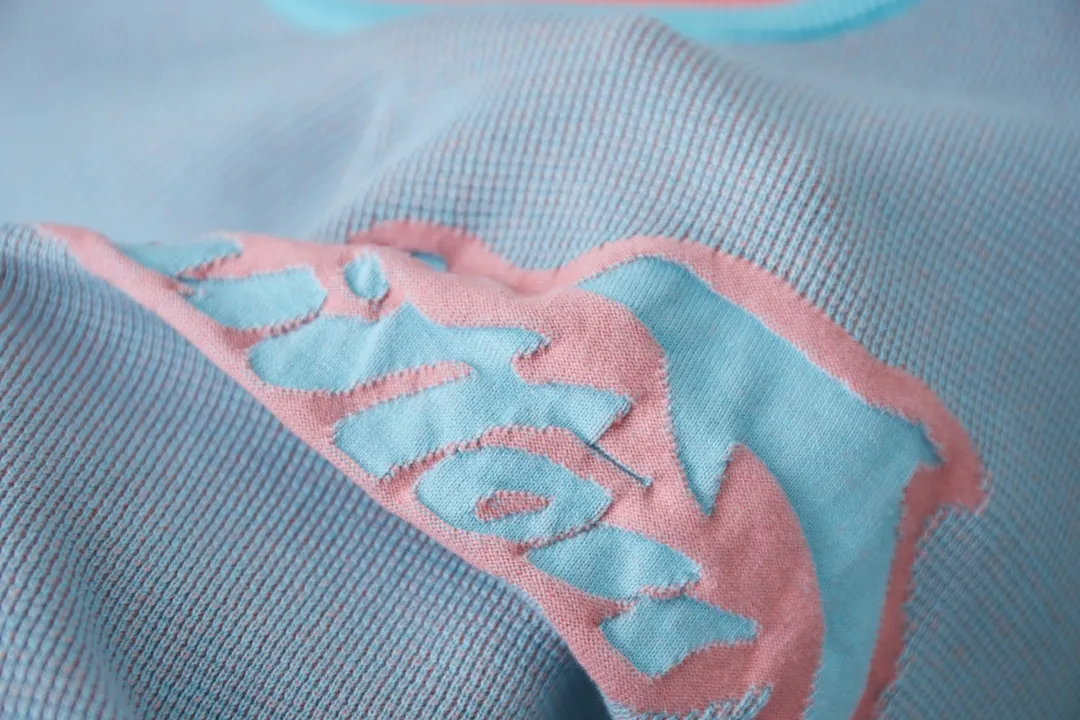🅿️252 1V / Dolphin jacquard woolen short-sleeved shirt. This short-sleeved crew neck shirt is made of waffle plaid knitting to create a vibrant collision of bright colors, exuding a strong summer beach atmosphere. An intarsia 1V Dolphins logo on the chest nods to American neon signage, and a tonal striped ribbed collar completes the design.  14S fine-needle pure cotton jacquard short sleeves are made of high-quality pure cotton material and made with fine weaving technology. Pure cotton material not only has good sweat absorption and breathability, but also has a soft, breathable texture and is comfortable and close-fitting.  Imported jacquard machines are used to weave the pieces, and the jacquard effect is more delicate and realistic. The high-precision weaving technology of the jacquard machine enables precise control of every stitch and thread, thereby creating exquisite jacquard patterns. The wool's environmentally friendly color-fixing and dyeing technology has high color fastness and is not easy to fade; it is treated with soft washing technology and feels softer and more comfortable. S M L XL